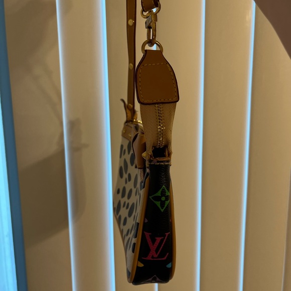 LV purse it is very cute and fun! - Picture 6 of 7